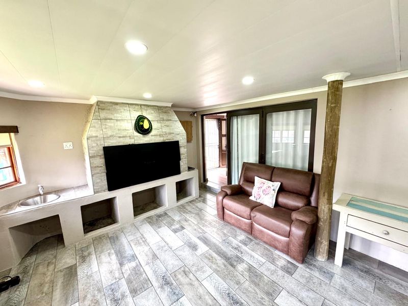 Stunning Fully Renovated, Off-the-Grid Family Home in  Secunda - Photo 10