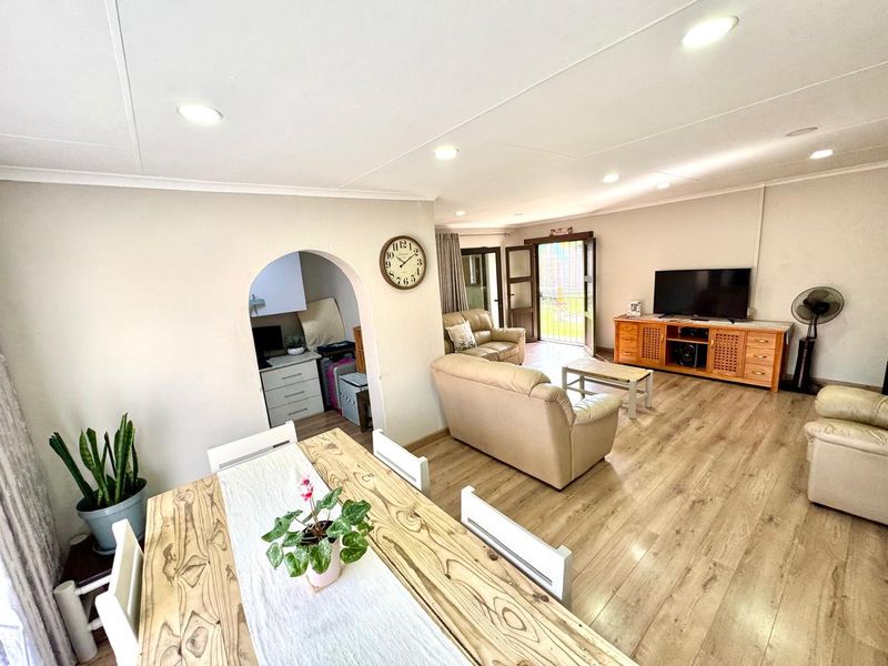 Stunning Fully Renovated, Off-the-Grid Family Home in  Secunda - Photo 7