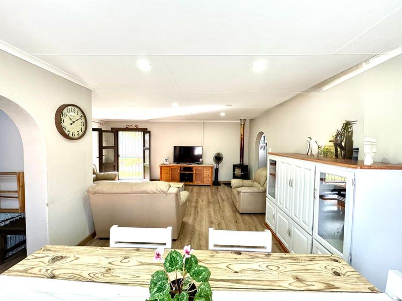 Stunning Fully Renovated, Off-the-Grid Family Home in  Secunda - Photo 8
