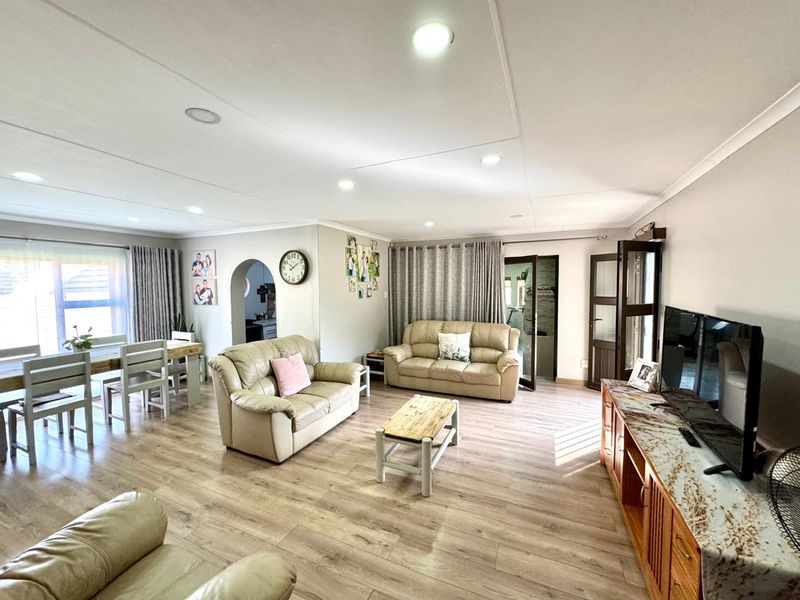 Stunning Fully Renovated, Off-the-Grid Family Home in  Secunda - Photo 4