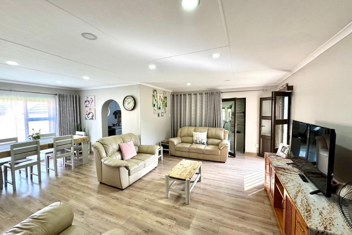 Stunning Fully Renovated, Off-the-Grid Family Home in  Secunda - Photo 4