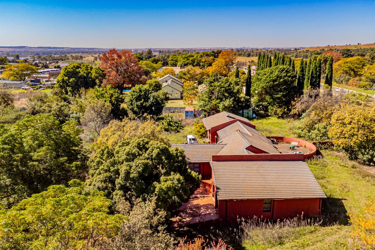 Versatile 0.86 ha Smallholding | 4-Bed Residence | Prime Midrand Node - Photo 4