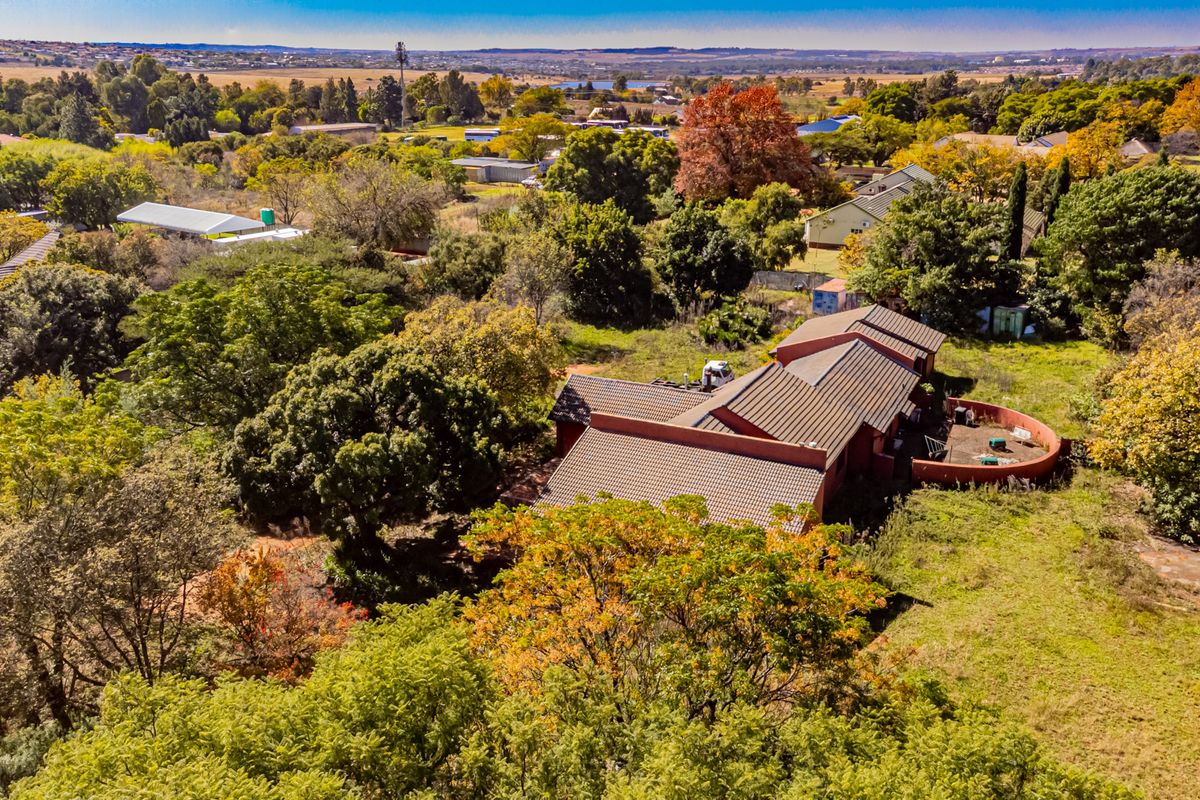 Versatile 0.86 ha Smallholding | 4-Bed Residence | Prime Midrand Node - Photo 3