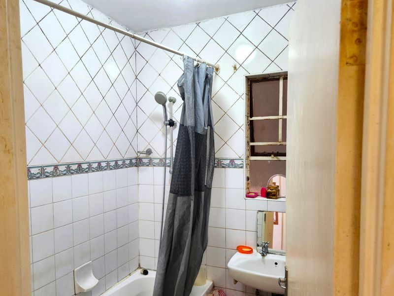 Modern Ground Floor Apartment in a Prime Location! - Photo 9