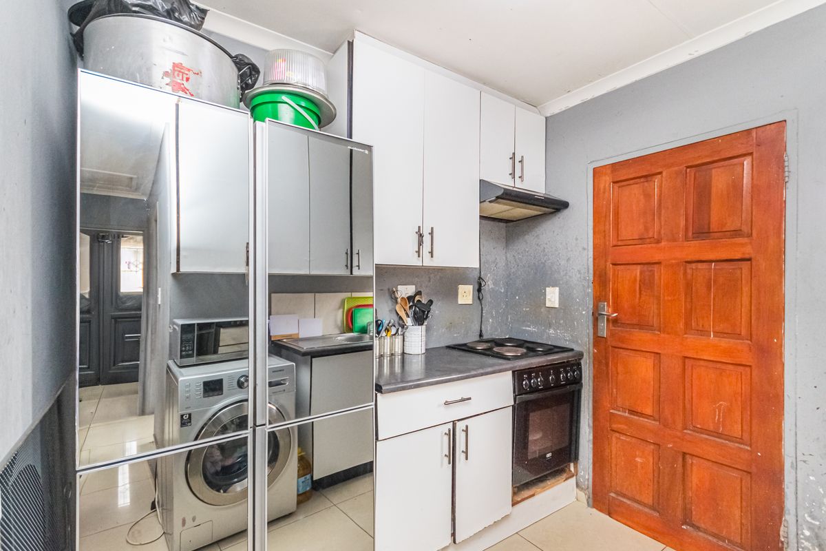 Charming 2 Bedroom Home with Spacious Yard in Bramfischerville! - Photo 4