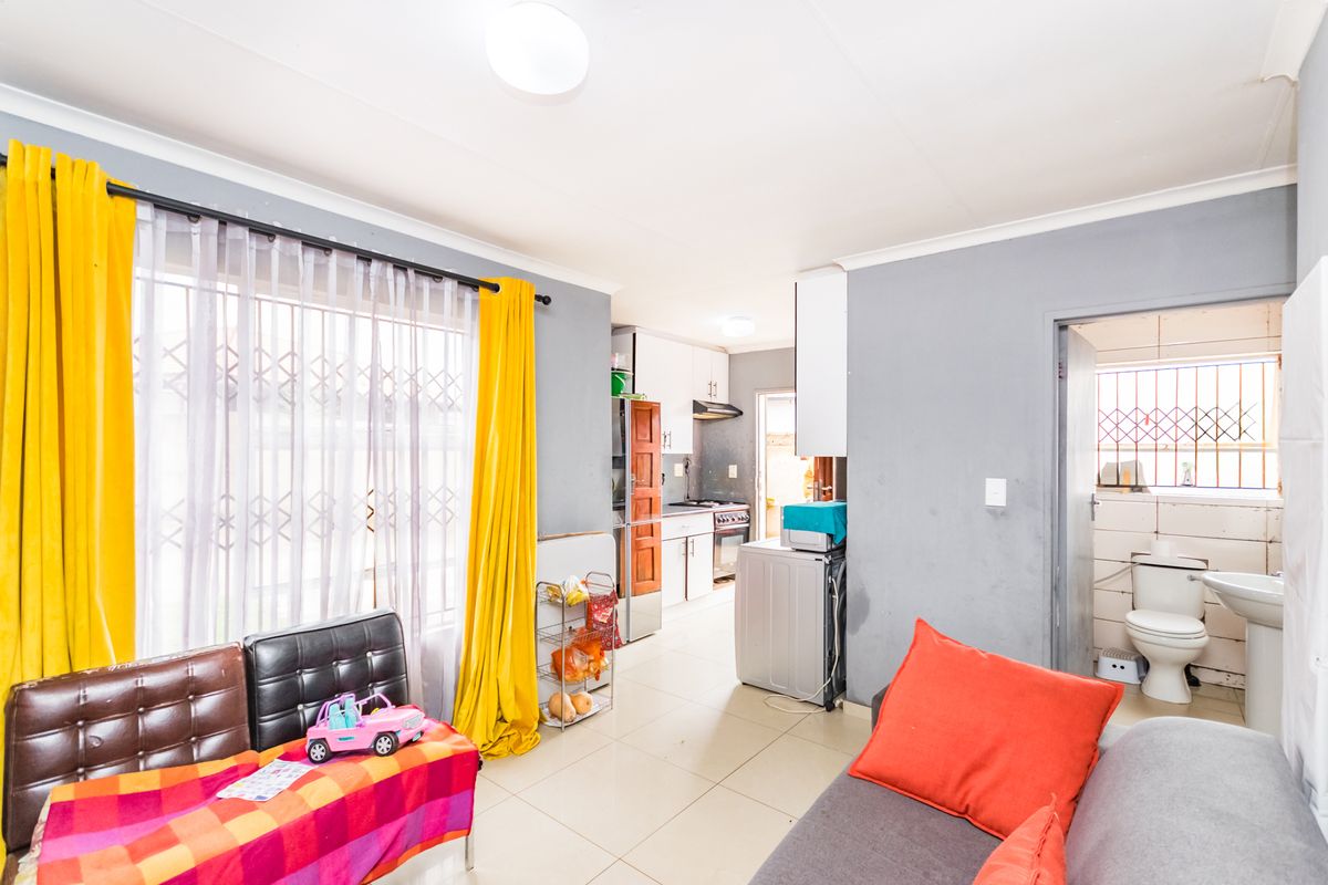 Charming 2 Bedroom Home with Spacious Yard in Bramfischerville! - Photo 5