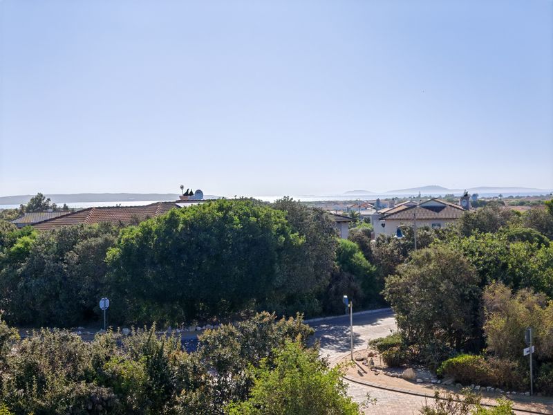 Comfortable 3-Bedroom Apartment with Two Garages and West Coast Sunsets - Photo 6