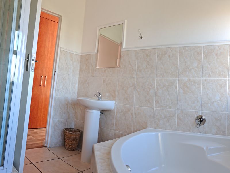 Comfortable 3-Bedroom Apartment with Two Garages and West Coast Sunsets - Photo 10