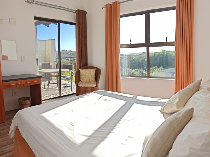 Comfortable 3-Bedroom Apartment with Two Garages and West Coast Sunsets - Photo 8