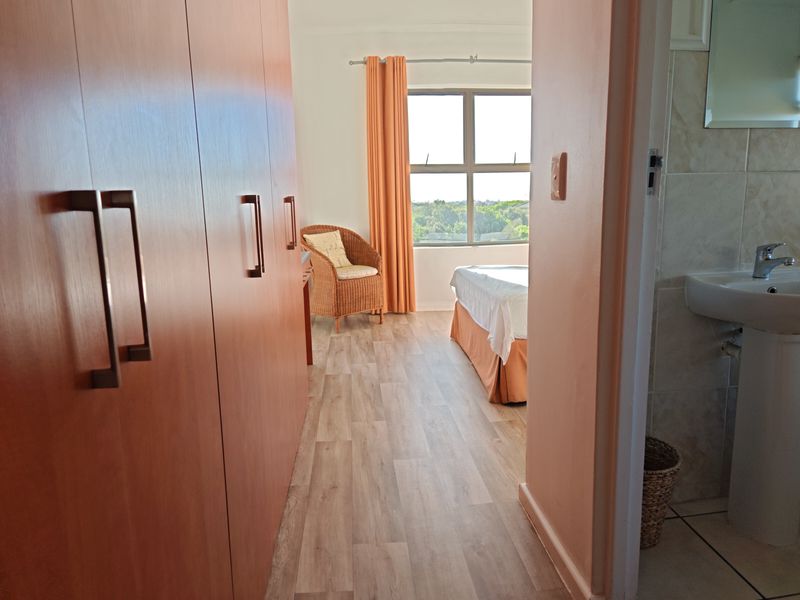 Comfortable 3-Bedroom Apartment with Two Garages and West Coast Sunsets - Photo 7