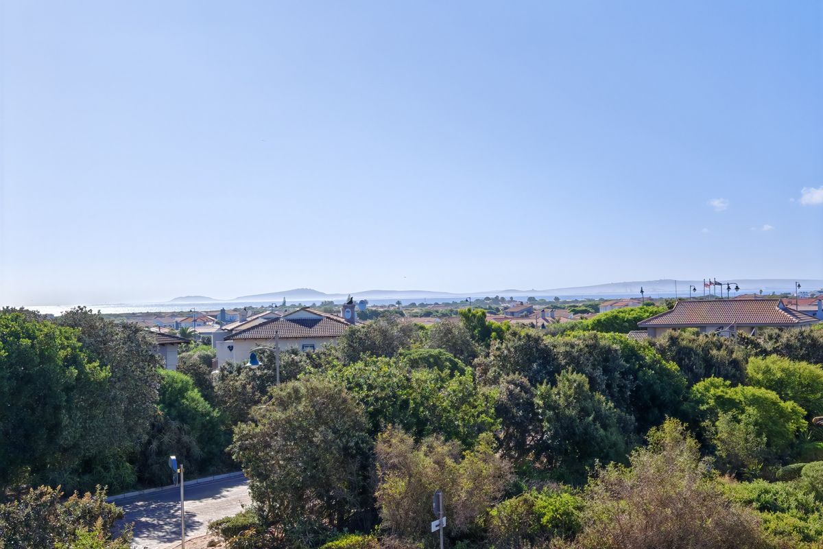 Comfortable 3-Bedroom Apartment with Two Garages and West Coast Sunsets - Photo 3