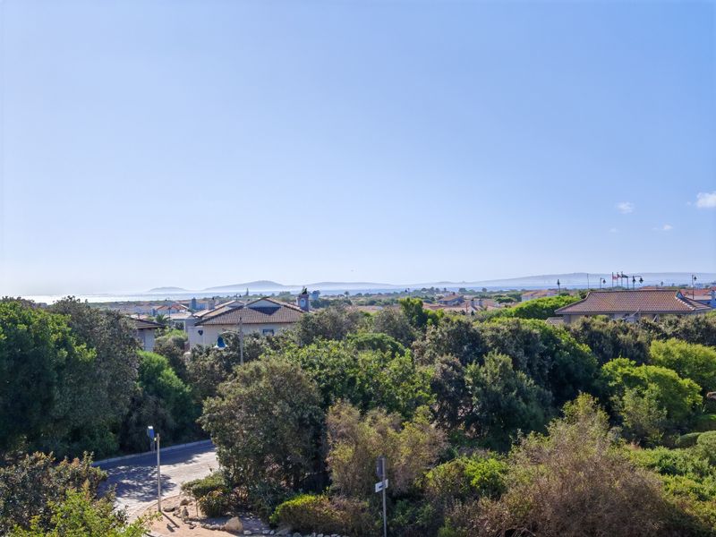 Comfortable 3-Bedroom Apartment with Two Garages and West Coast Sunsets - Photo 3