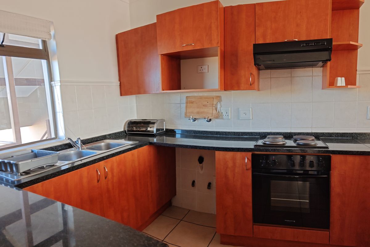 Comfortable 3-Bedroom Apartment with Two Garages and West Coast Sunsets - Photo 4