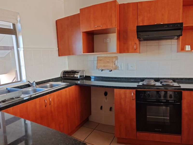 Comfortable 3-Bedroom Apartment with Two Garages and West Coast Sunsets - Photo 4