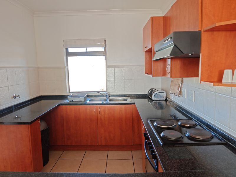 Comfortable 3-Bedroom Apartment with Two Garages and West Coast Sunsets - Photo 3