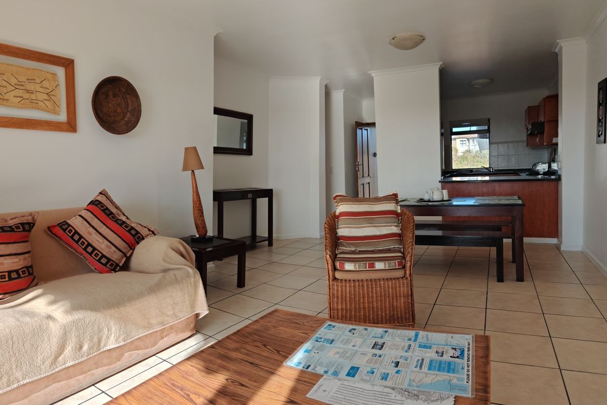 Comfortable 3-Bedroom Apartment with Two Garages and West Coast Sunsets - Photo 2