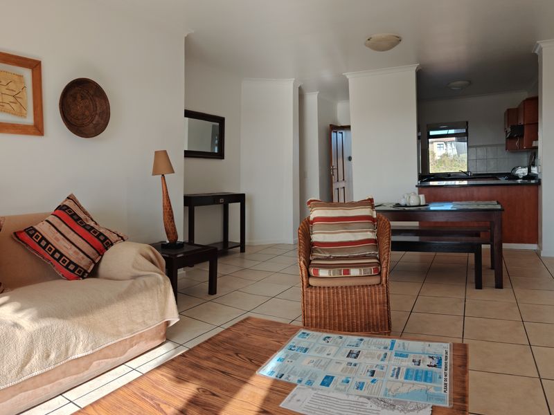 Comfortable 3-Bedroom Apartment with Two Garages and West Coast Sunsets - Photo 2