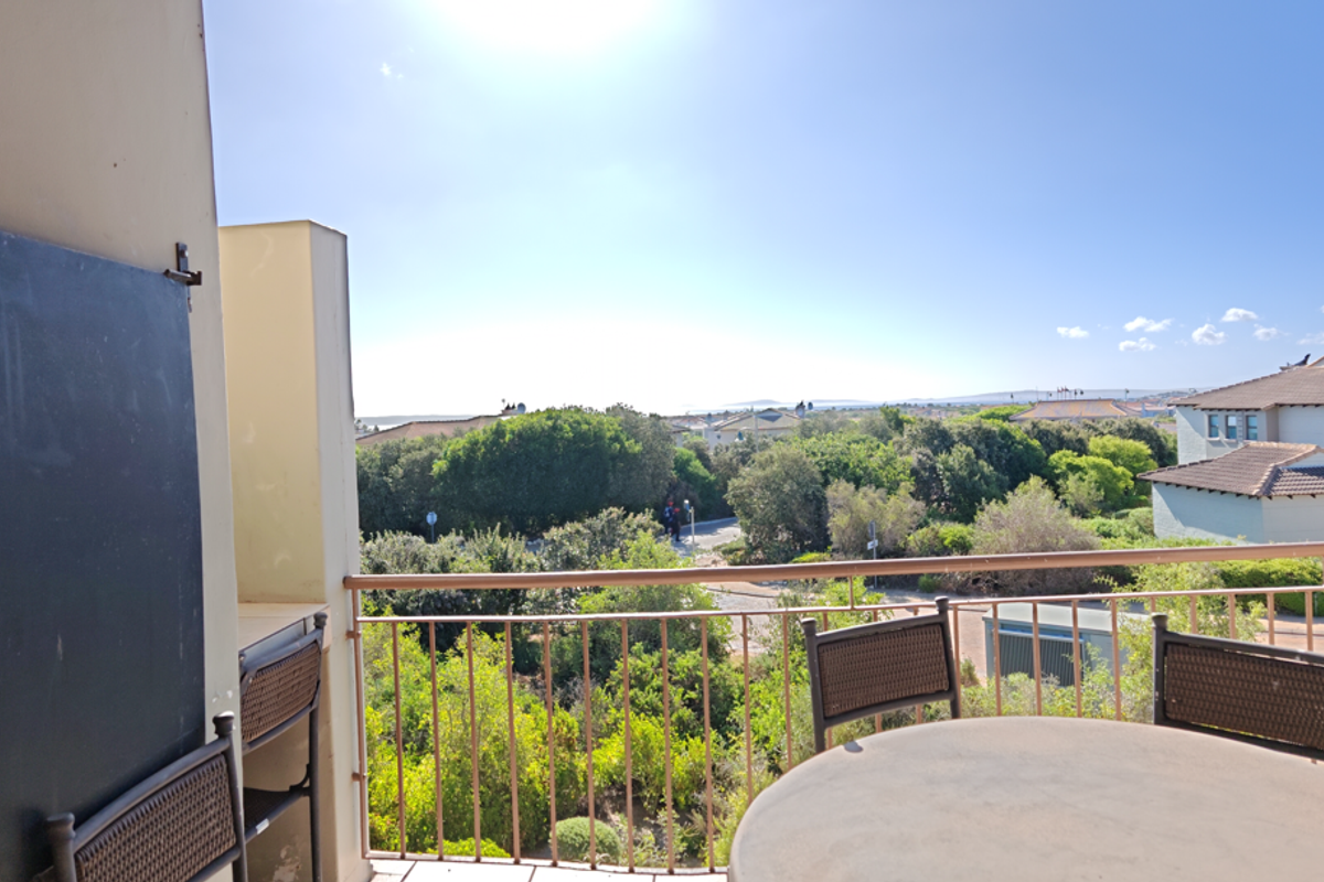 Comfortable 3-Bedroom Apartment with Two Garages and West Coast Sunsets - Photo 5