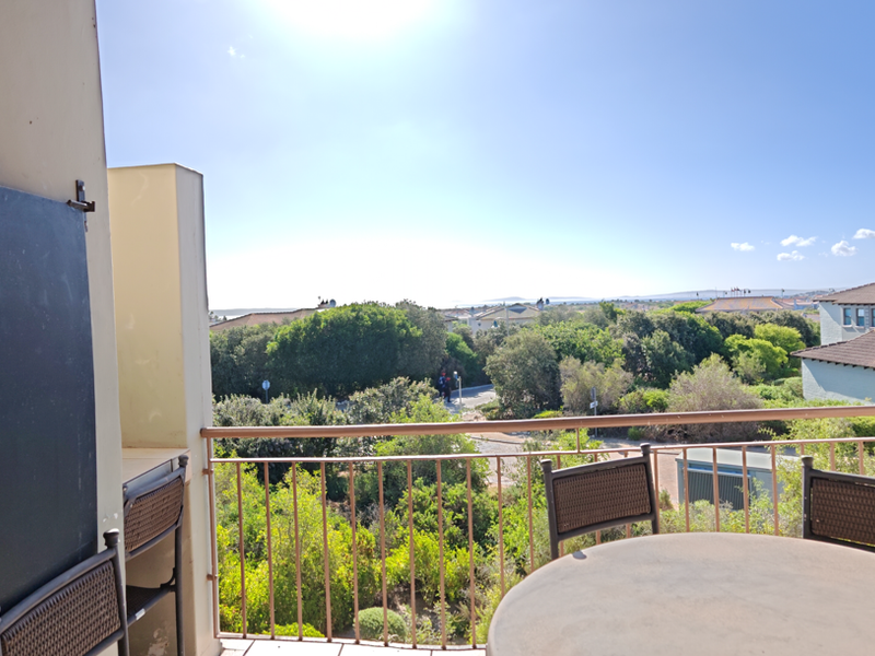 Comfortable 3-Bedroom Apartment with Two Garages and West Coast Sunsets - Photo 5