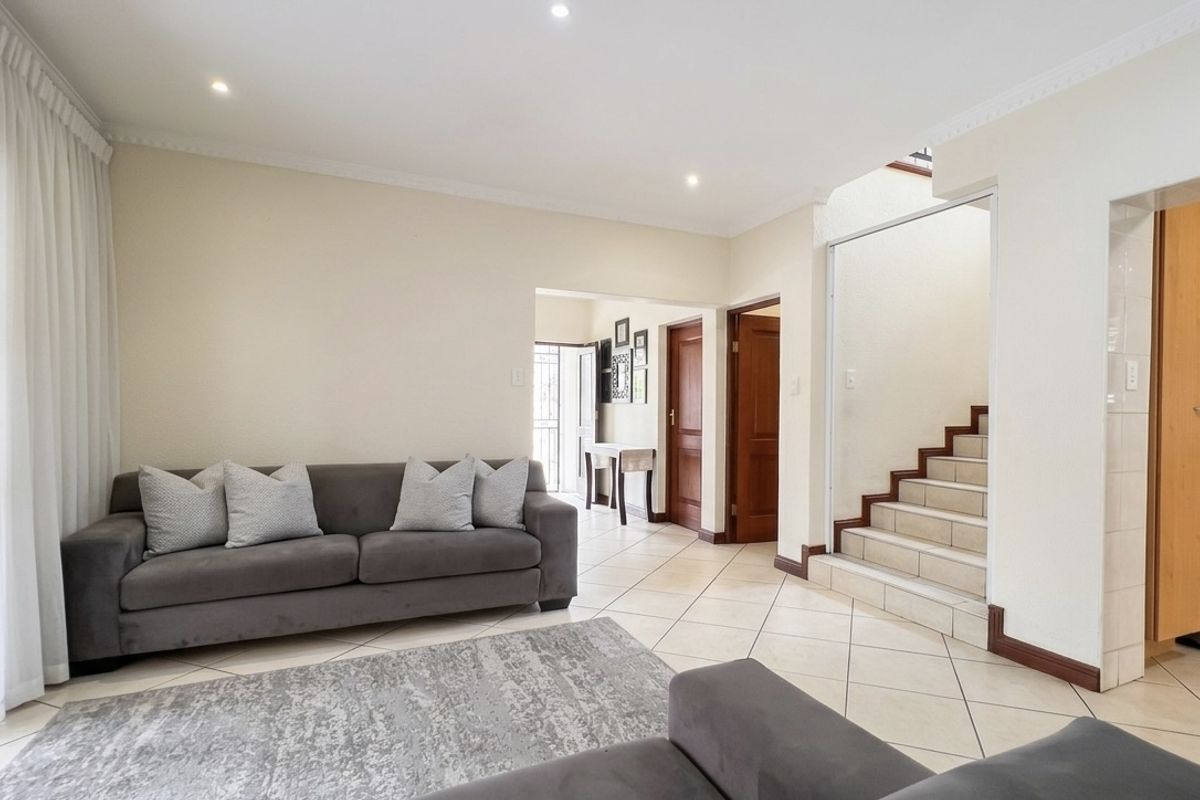 Elegant Family Living in Secure Estate Luxury in Terra Proessa - Photo 3