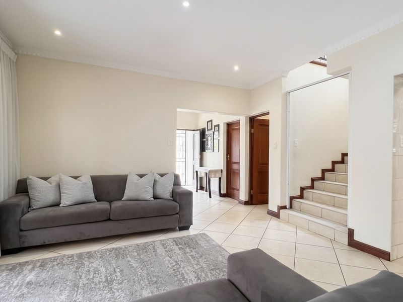 Elegant Family Living in Secure Estate Luxury in Terra Proessa - Photo 3