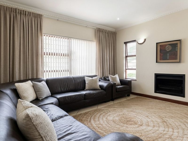 Elegant Family Living in Secure Estate Luxury in Terra Proessa - Photo 4