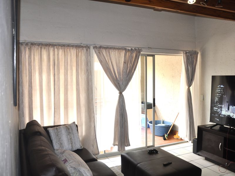 Loft Apartment with Views in Erand Gardens, Midrand - Photo 7