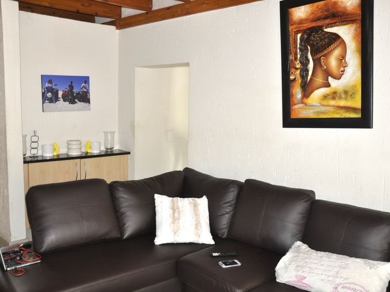 Loft Apartment with Views in Erand Gardens, Midrand - Photo 8