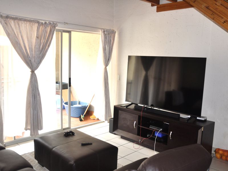 Loft Apartment with Views in Erand Gardens, Midrand - Photo 5