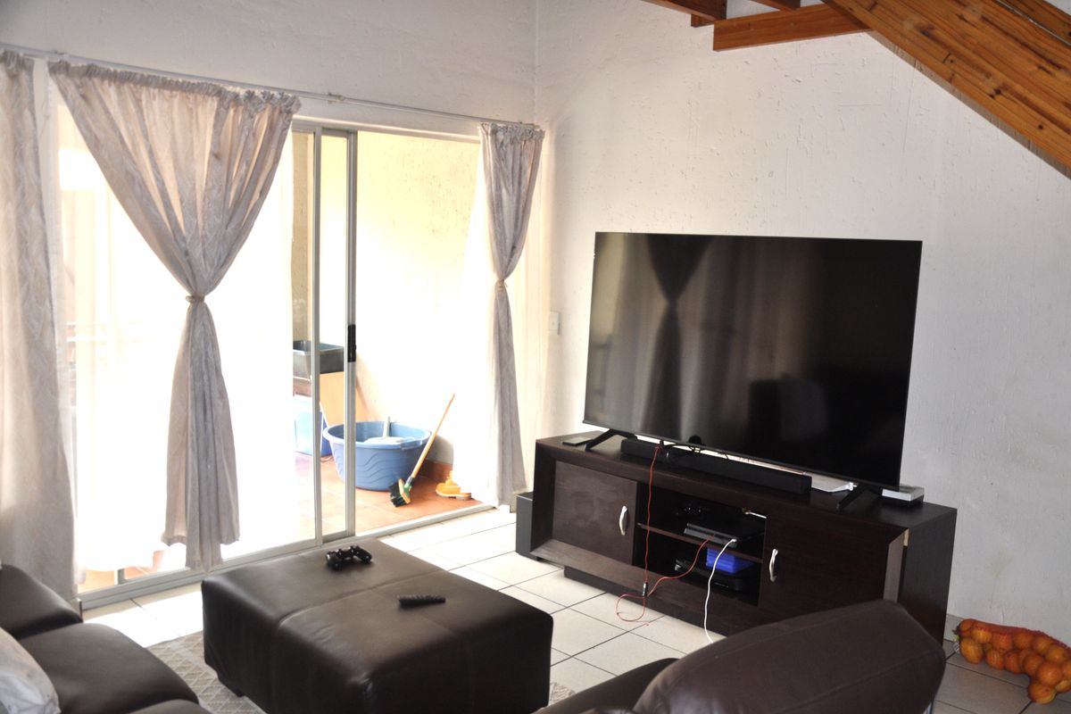 Loft Apartment with Views in Erand Gardens, Midrand - Photo 5