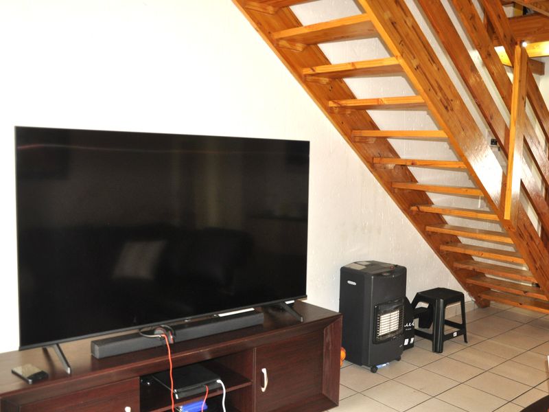 Loft Apartment with Views in Erand Gardens, Midrand - Photo 6