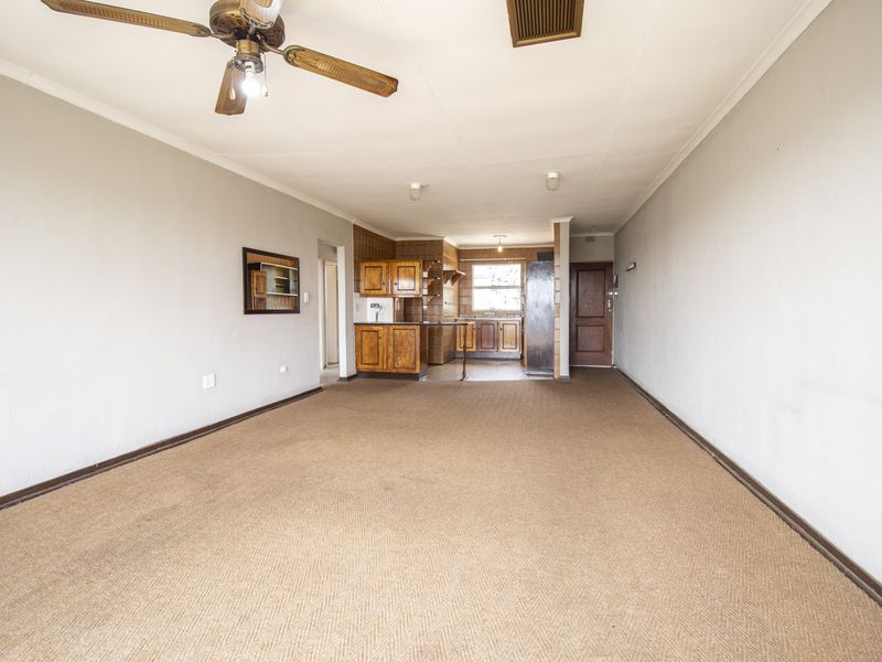 LARGE 3 BED 2 BATH GEM WITH A VIEW - Photo 2