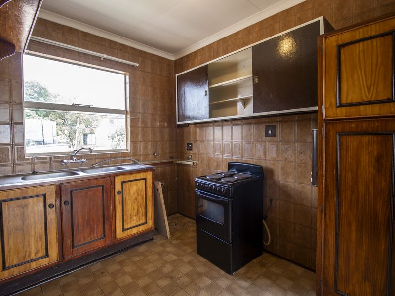 LARGE 3 BED 2 BATH GEM WITH A VIEW - Photo 8
