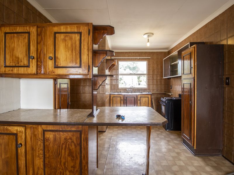 LARGE 3 BED 2 BATH GEM WITH A VIEW - Photo 6