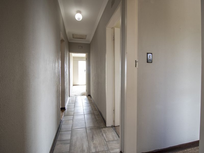 LARGE 3 BED 2 BATH GEM WITH A VIEW - Photo 10