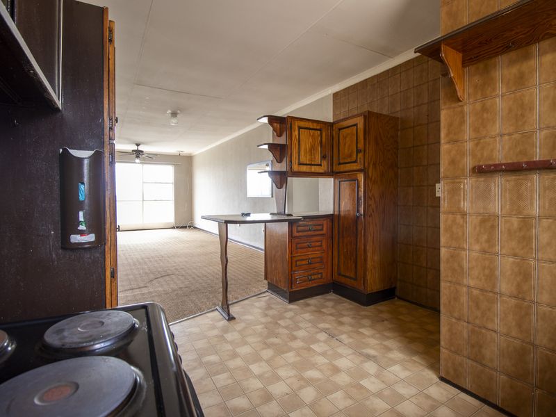 LARGE 3 BED 2 BATH GEM WITH A VIEW - Photo 9