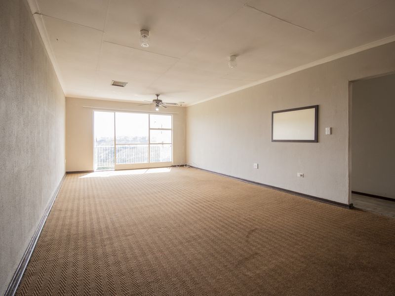 LARGE 3 BED 2 BATH GEM WITH A VIEW - Photo 4