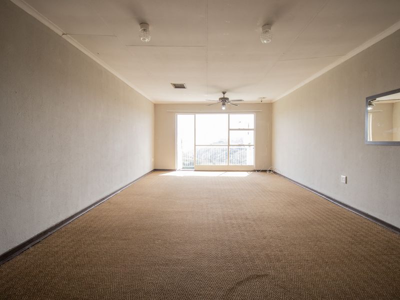 LARGE 3 BED 2 BATH GEM WITH A VIEW - Photo 3