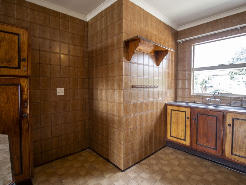 LARGE 3 BED 2 BATH GEM WITH A VIEW - Photo 7