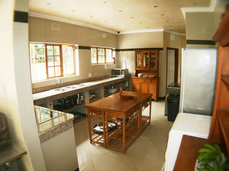 COASTAL HOME NESTLED IN LARGE NATURAL GARDEN - Photo 3