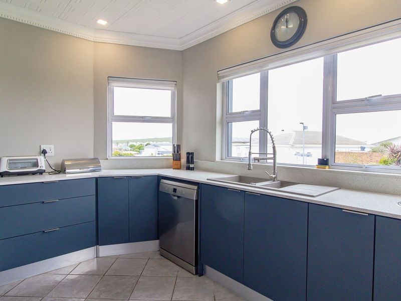 4 Bedroom House for sale in Yzerfontein - Photo 9