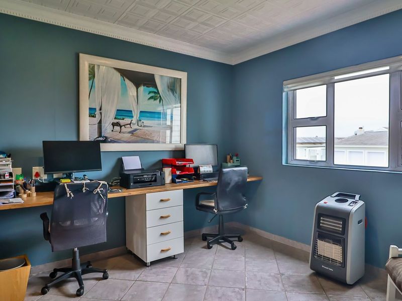 4 Bedroom House for sale in Yzerfontein - Photo 8