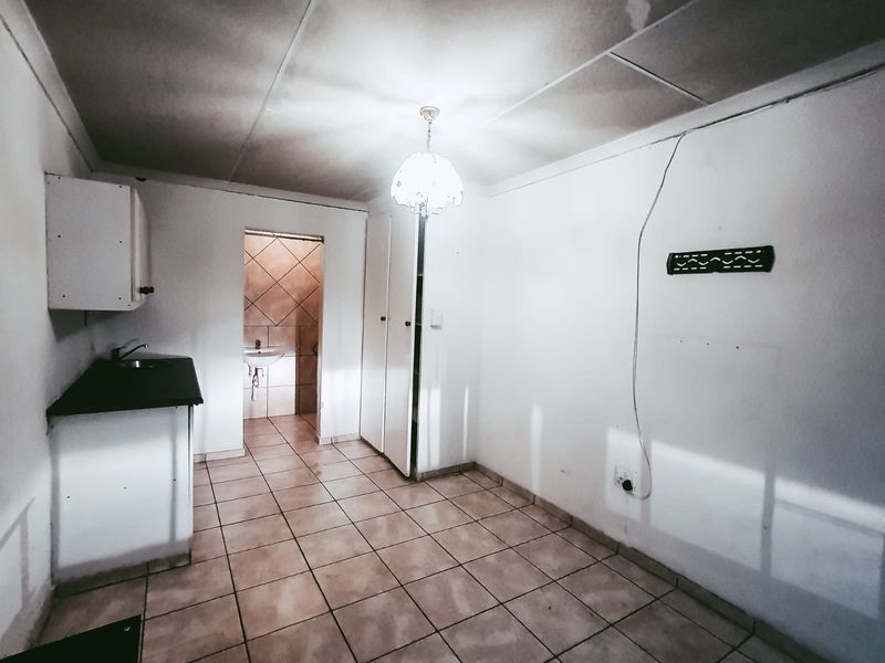 Bachelor Flat to Let -Water included - Photo 4