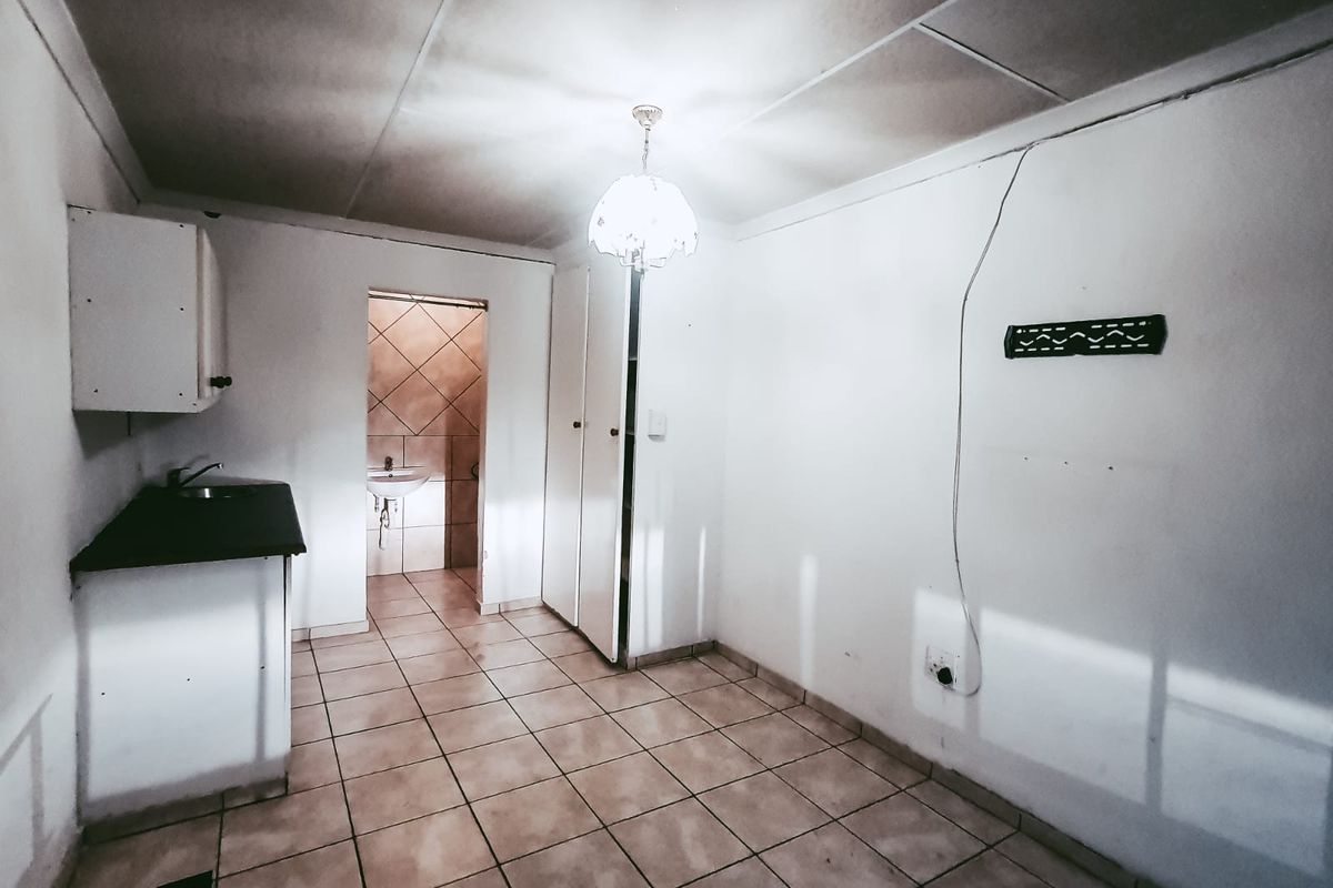 Bachelor Flat to Let -Water included - Photo 4