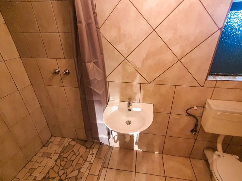 Bachelor Flat to Let -Water included - Photo 2