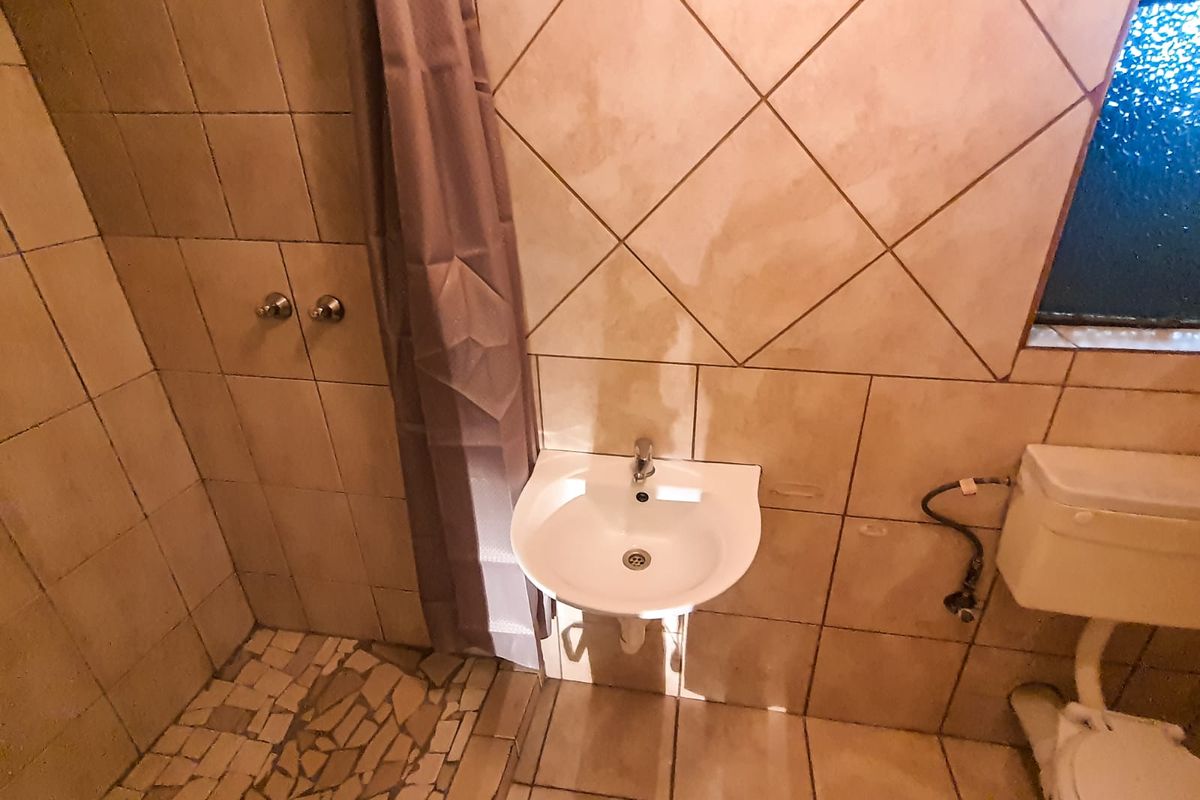 Bachelor Flat to Let -Water included - Photo 2