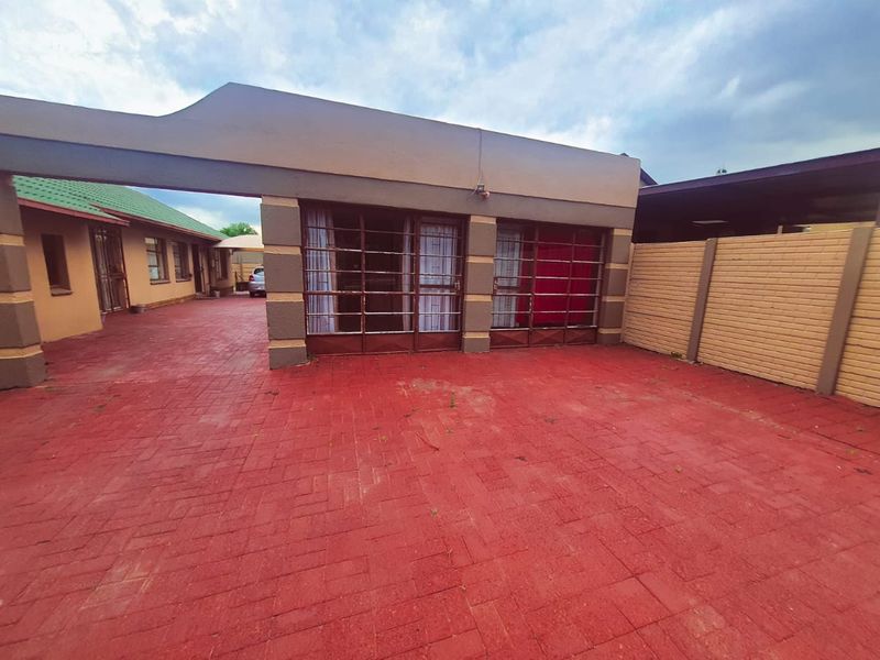 Bachelor Flat to Let -Water included - Photo 3
