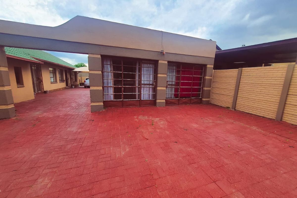 Bachelor Flat to Let -Water included - Photo 3