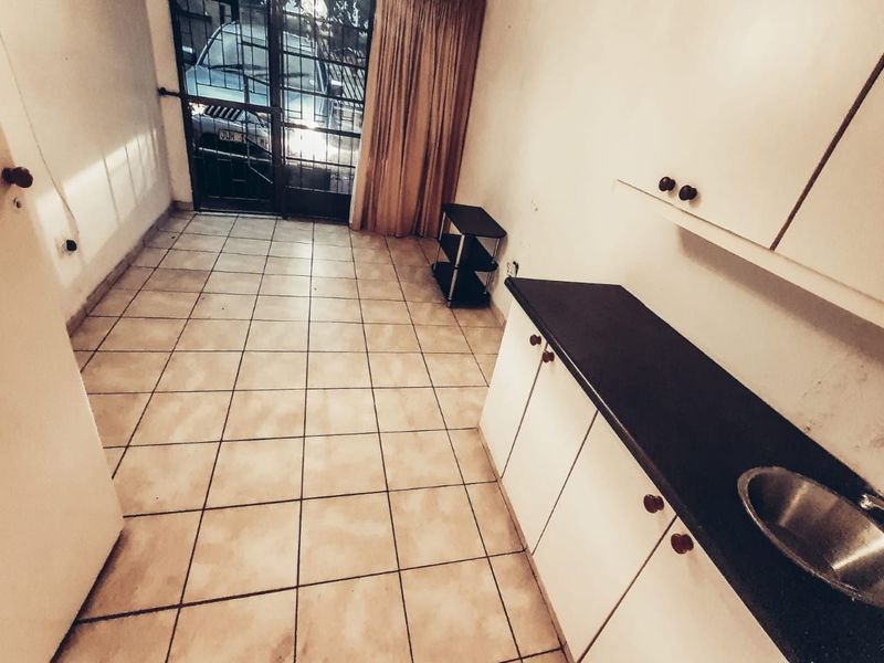 Bachelor Flat to Let -Water included - Photo 1