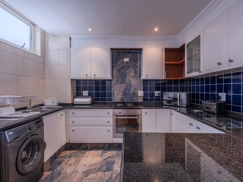 Stylish 2 Bedroom Apartment with Sea Views - Photo 7